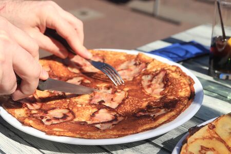 A fresh made pancake with crispy bacon and syrup, traditionale Dutch recipeの写真素材