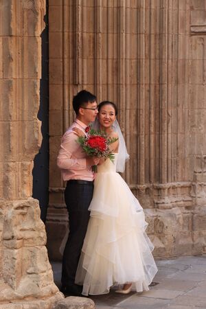 Barcelona, Spain - september 30th, 2019: Bride and groom posing for their wedding pictures near the cathedral of Barcelonaのeditorial素材