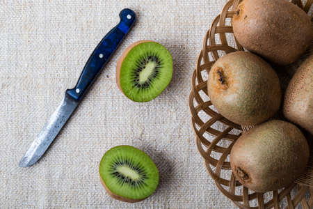 natural ripe green kiwi fruit in a basketの写真素材