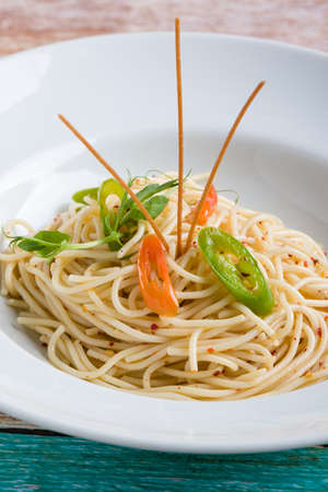 fresh spaghetti olio peperoncini pasta in white plateの写真素材