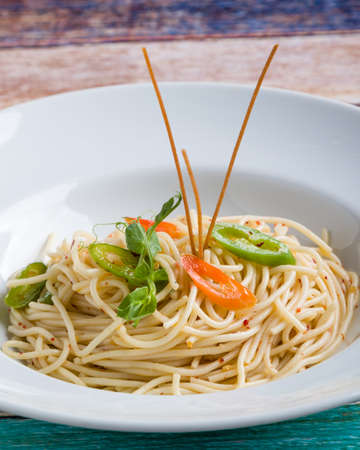 fresh spaghetti olio peperoncini pasta in white plateの写真素材