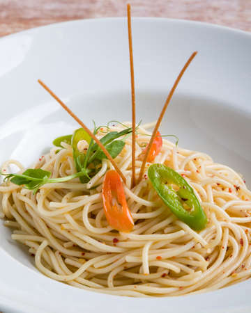 fresh spaghetti olio peperoncini pasta in white plateの写真素材