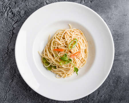 fresh spaghetti olio peperoncini pasta in white plateの写真素材