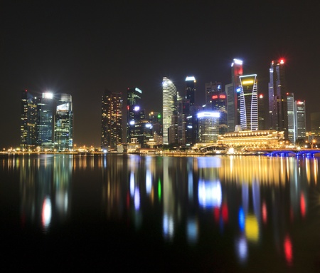 SINGAPORE - MARCH 02: Night Scene of Singapore downtown on March 02, 2013 in Singapore. There are more than 7,000 multinational corporations from United States, Japan and Europe in Singapore.のeditorial素材