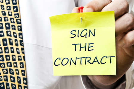 Sign the contract post it in business man handの写真素材