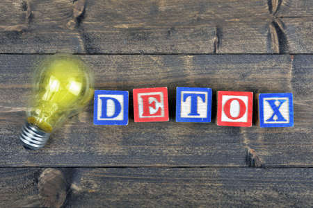 Bulb and word Detox on wooden tableの写真素材