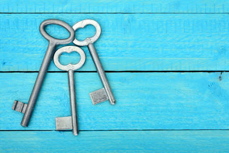 Old key on wooden tableの写真素材