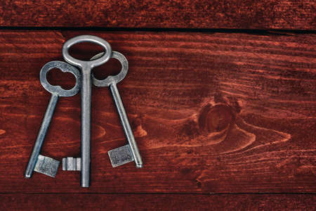 Old key set on wooden tableの写真素材