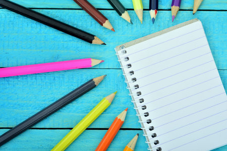 Empty notepad page on wooden tableの写真素材