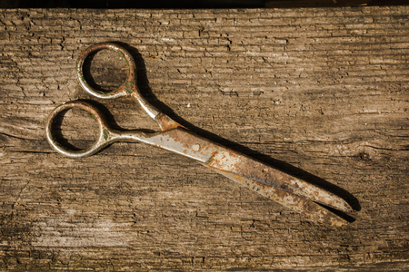 Retro vintage grunge scissors on the wooden backgroundの写真素材
