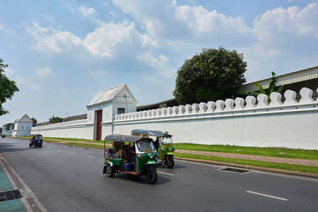 Motorized trishaw moving pass the Grand Palace, Thailandのeditorial素材