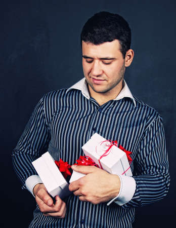 
Attractive  man holds a christmass box
の写真素材