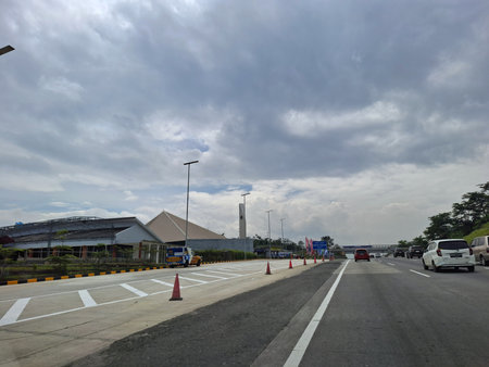 View of the toll road crowds during the Christmas and New Year holidays, Trans Java Toll Road (Jalan Tol Trans Jawa, Semarang - Bawen) in Central Java, Indonesia. 26 December 2024の写真素材