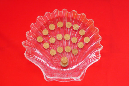 Money and the scallop-shaped glass plate - Reflections on the law of separation of money