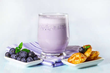 Mini pancakes with fresh blueberries and milkshakeの写真素材