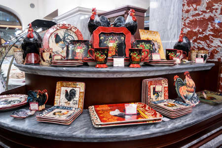 MOSCOW -NOVEMBER 8, 2016: Wooden items with Khokhloma painting, original works in gift shop in GUM department store. Moscow, Russia.のeditorial素材