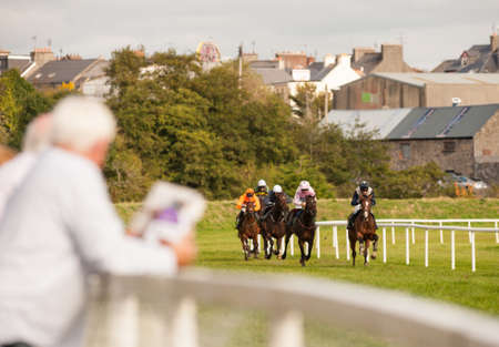 watching horse race coming in on the home straightのeditorial素材