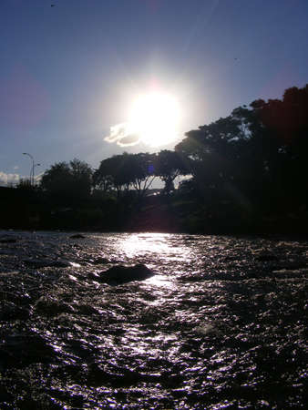 Arroyo y costa en un atardecer en Carlos Paz, Córdoba, Argentinaの写真素材