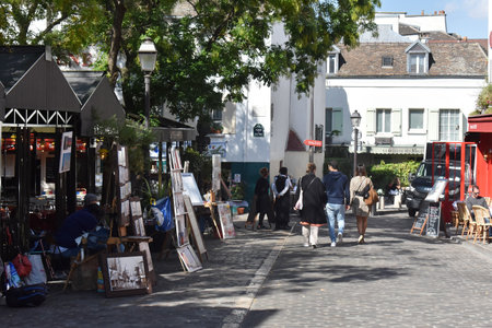 01-September 2020. Street view on a beautiful sunny day in Paris, France.のeditorial素材