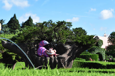 09-17-2022. Model of the Cheshire Cat from Alice's Adventures in Wonderland, in Alice's Curious Labyrinth, Disneyland Paris, France.のeditorial素材