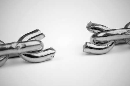 Black and white macro shot of broken chainの写真素材