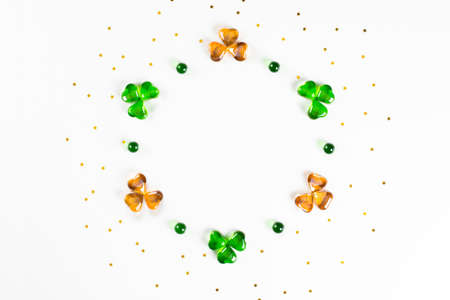 Circle frame of green and orange glass hearts shamrocks on white backgroundの写真素材