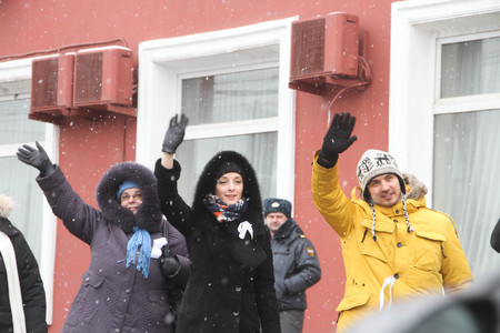 Moscow, Russia - February 26, 2012. Muscovites lined up in the ring for the Garden ring in Moscow during the campaign the White ring in the protection of fair electionsのeditorial素材