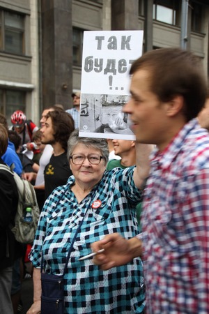 Moscow, Russia - July 18, 2013. Unknown oppositionist with anti Putin opposition placard stock. Thousands of Muscovites went on this day in support of arrested opposition leader Alexei Navalnyのeditorial素材
