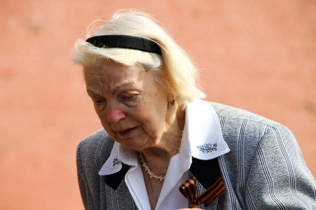 Moscow, Russia - May 9, 2012. People lay flowers at the Eternal flame in Aleksandrovsk to a garden in the Victory Dayのeditorial素材