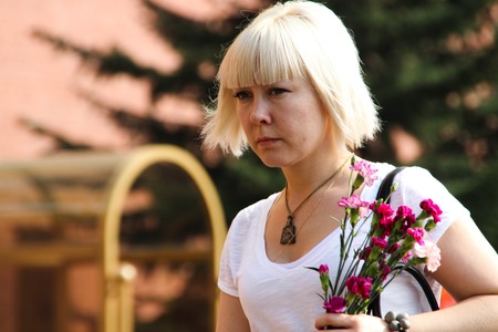 Moscow, Russia - May 9, 2012. People lay flowers at the Eternal flame in Aleksandrovsk to a garden in the Victory Dayのeditorial素材