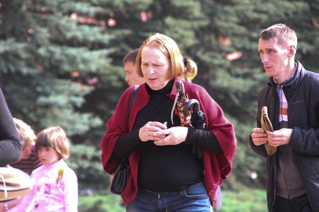 Moscow, Russia - May 9, 2012. People lay flowers at the Eternal flame in Aleksandrovsk to a garden in the Victory Dayのeditorial素材