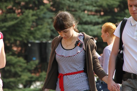 Moscow, Russia - May 9, 2012. People lay flowers at the Eternal flame in Aleksandrovsk to a garden in the Victory Dayのeditorial素材