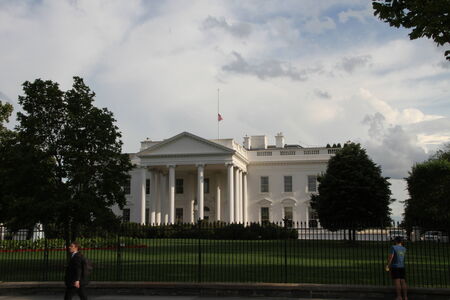 Washington DC, USA - may 15, 2012. On the feast of the police over the White House half-mast flagのeditorial素材