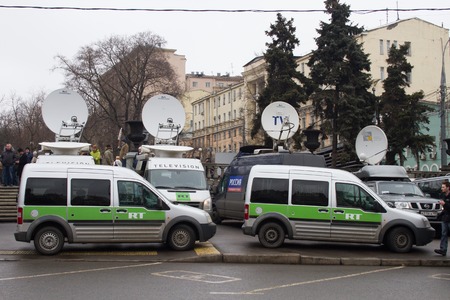 Moscow, Russia - March 1, 2015. Buses broadcaster Russia Today near March of the opposition. March to the memory of Boris Nemtsov, Russian opposition leader who was assassinated on the eve ofのeditorial素材