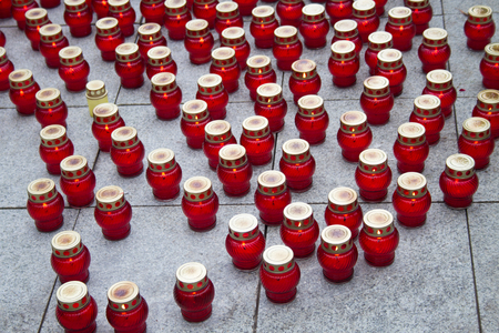 Moscow, Russia - March 3, 2015. Mourning candles on the street near the funeral of Boris Nemtsov. Farewell to the oppositionist Boris Nemtsov, who was killed near the Kremlinのeditorial素材
