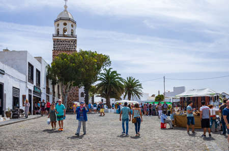 The traditional market of the town of Teguise attracts as every Sunday a large number of visitors and tourists to its streets, full of shops and traditional attractions. It is the most important traditional market in the island of Lanzaroteのeditorial素材
