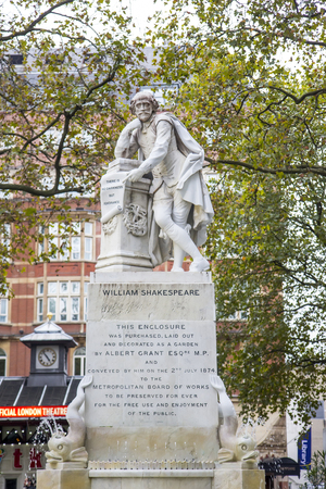 A statue of William Shakespeare sculpted by Giovanni Fontana has formed the centrepiece of Leicester Square Gardens London since 1874.のeditorial素材
