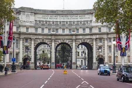 View of Admiralty Arch between The Mall and Trafalgar Square was designed by Sir Aston Webb constructed by John Mowlem and completed in 1912.のeditorial素材