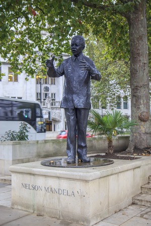 Nelson Mandela memorial by sculptor Glyn Williams on Parliament square in London.のeditorial素材