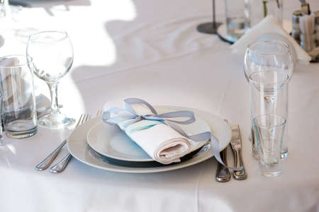 Wedding oformlenie, Cutlery in napkin with blue ribbon