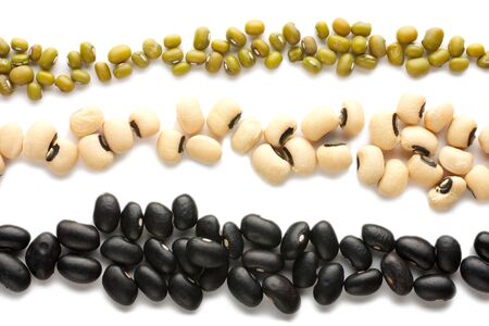 Three bands of different beans: preto, black eye, mung. Izolirovano on white fone. View from above.