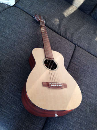 Guitar in Couchの素材