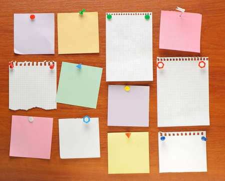 Set note pinned to a wooden board. The various form, a surface and pin