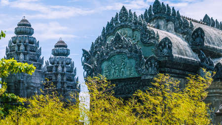 Roof of bizarre skulptur wat in bambooの写真素材