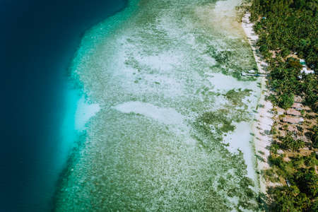 Aerial drone view of coral reef and shallow transparent lagoon water El Nido. Top down view. Bacuit archipelago. Palawan, Philippinesの写真素材