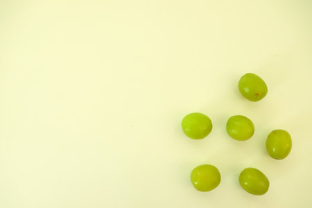 5 green grapes are composed so they look like forming a star shape