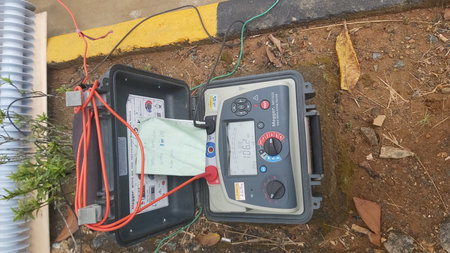 Electricity meter to check the voltage and current of the battery.