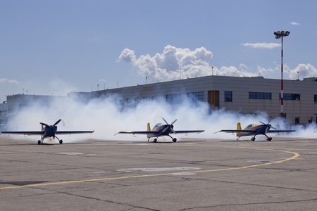 airplanes on the ground making a lot of smoke before taking offのeditorial素材