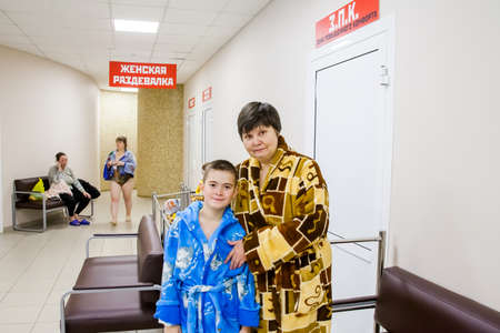 Tyumen, Russia - November 05.2016: the Grandmother with the grandson in a hall of base of rest ' Soviet 'のeditorial素材