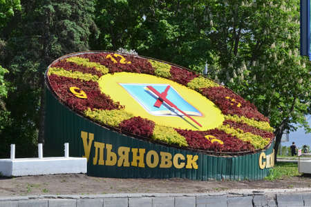 A flower bed in the form of a clock in Ulyanovsk is one of the citys attractions. Russia, Ulyanovsk 18 May 2012のeditorial素材